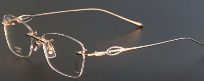 眼镜放在眼镜盒里的正确方法 眼镜应如何正确放在眼镜盒里