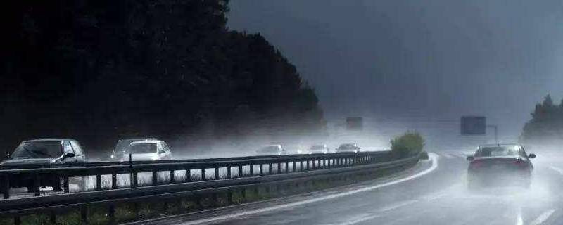 下雨天大巴车能上高速吗 下雨天大车不能上高速吗