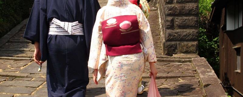 日本和服为什么要背个枕头 日本女的和服背上为啥有个枕头