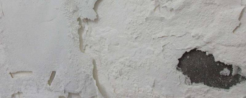 水泥墙上有白色盐霜是什么 水泥墙面有白色盐霜是什么东西