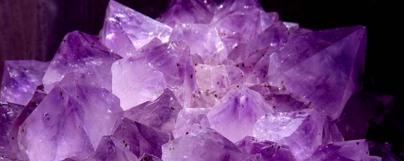 紫色的石头是什么石头（紫色的石头是什么石头小棵）