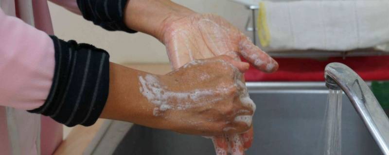 肥皂去油污的原理（肥皂去油污的原理是乳化还是化学反应）