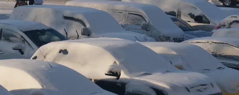 车上的雪是扫还是不扫（车身上的雪扫不扫）