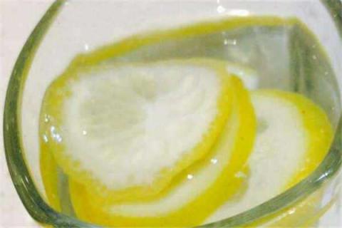 长期喝柠檬水的坏处 女性长期喝柠檬水的坏处