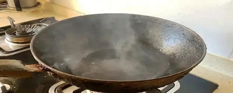 铁锅怎么老是擦出黑的 铁锅怎么老是擦出黑的放入食盐
