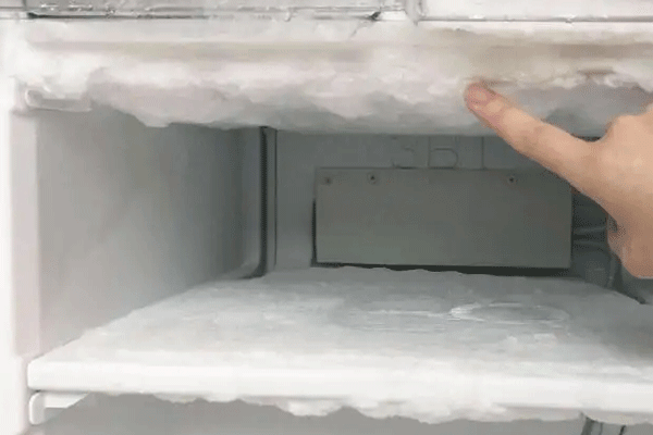 冰箱经常性出现结冰的情况怎么办（冰箱老是结冰是什么意思）