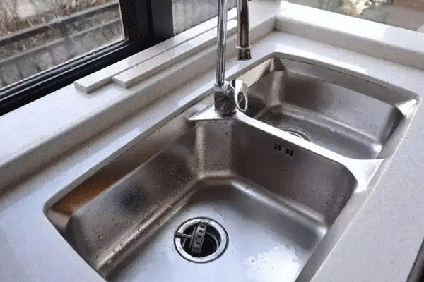 厨房水槽边缘漏水怎么办 厨房水槽边缘漏水怎么办呢