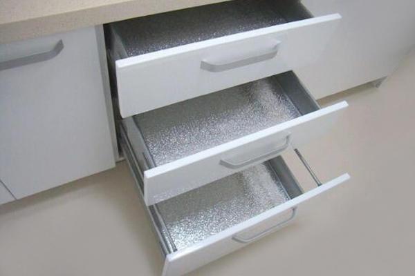 橱柜铝箔贴纸的优缺点 橱柜贴铝箔纸环保吗