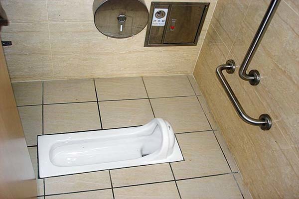 厕所堵了怎么通 蹲坑厕所堵了水流不掉 蹲坑堵了*快的方法