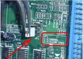 怎样对CMOS进行放电来恢复BIOS出厂设置（cmos放电清除开机密码图解）