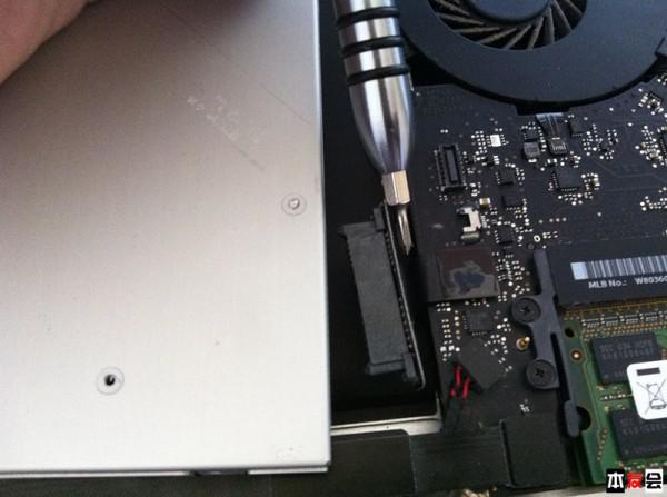 Macbook Pro换硬盘和光驱拆机教程