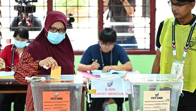 马来西亚大选：三大阵营无一胜出，97岁马哈蒂尔“廉颇老矣”