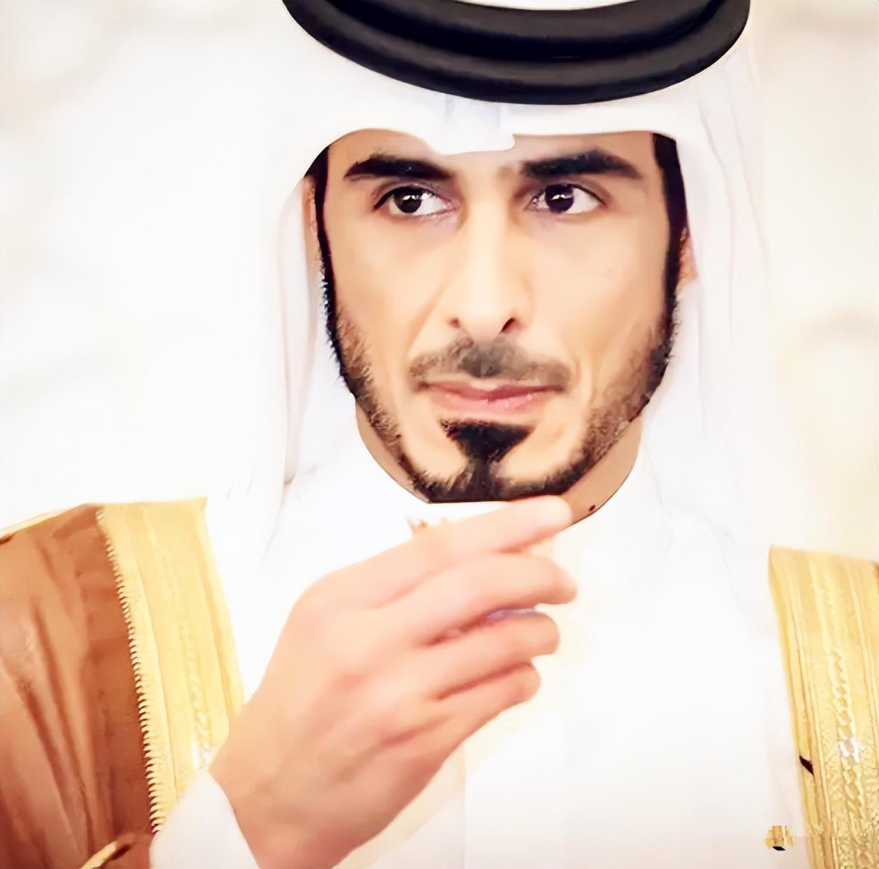 卡塔尔第一王子有多奢华，百万白袍配真丝衫，纯金袖边显王者气概