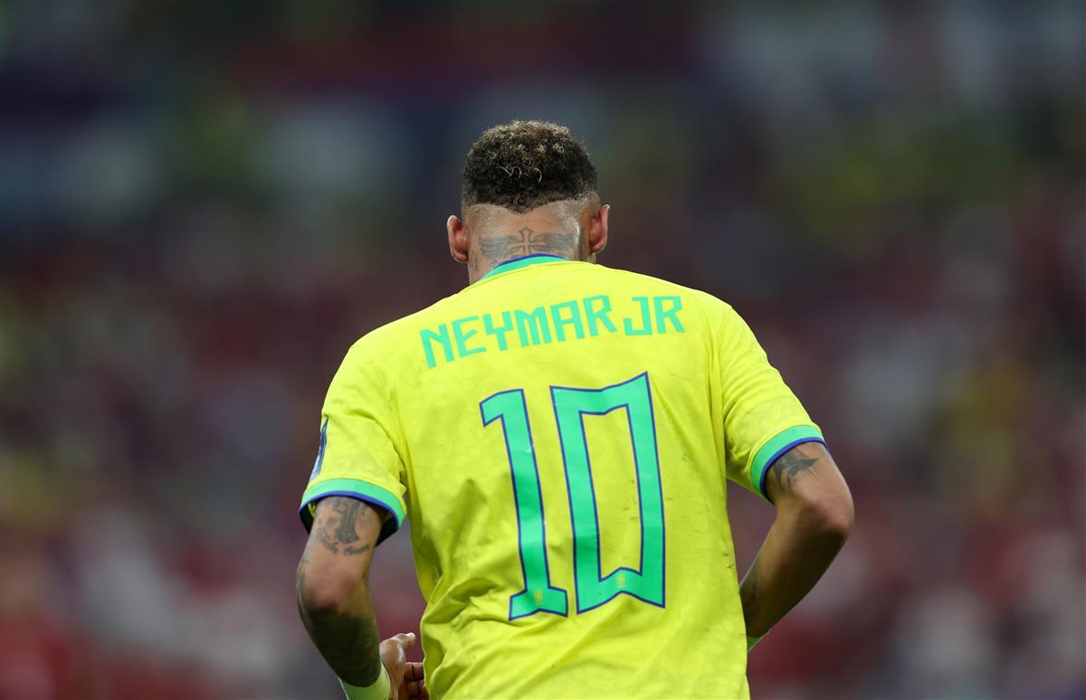 内马尔因伤暂别世界杯小组赛，他踢得太花就活该“挨揍”吗？