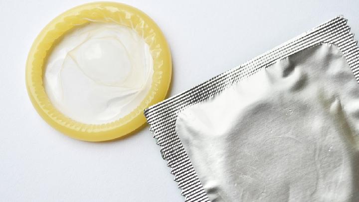 过期的避孕套还能用吗（带套有可能意外怀孕吗）