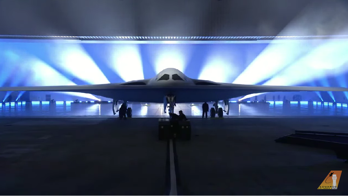 画面曝光！刚刚，美国新一代B-21“突袭者”轰炸机首次对外公开