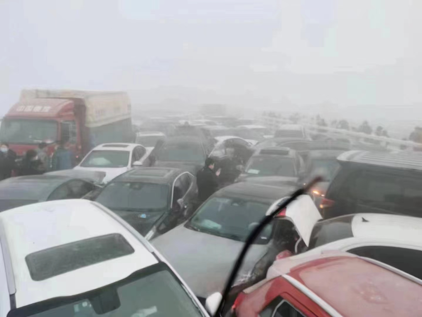 中国天气：团雾会导致能见度的突然变化，对高速公路交通安全极具危害性