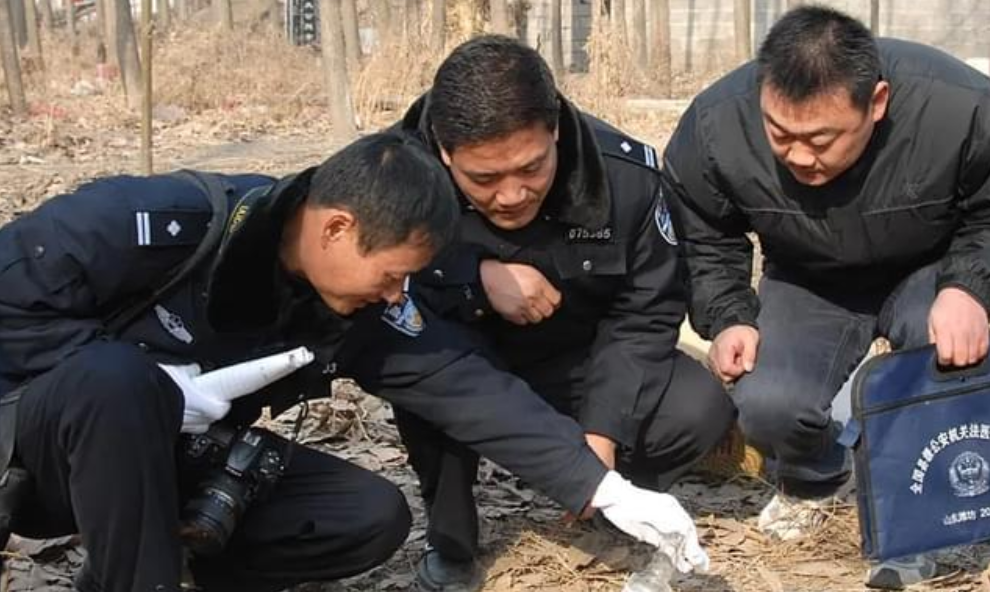 11年上海陪酒女挂尸高速铁丝网，法医主任调查后：她被抛尸了两次