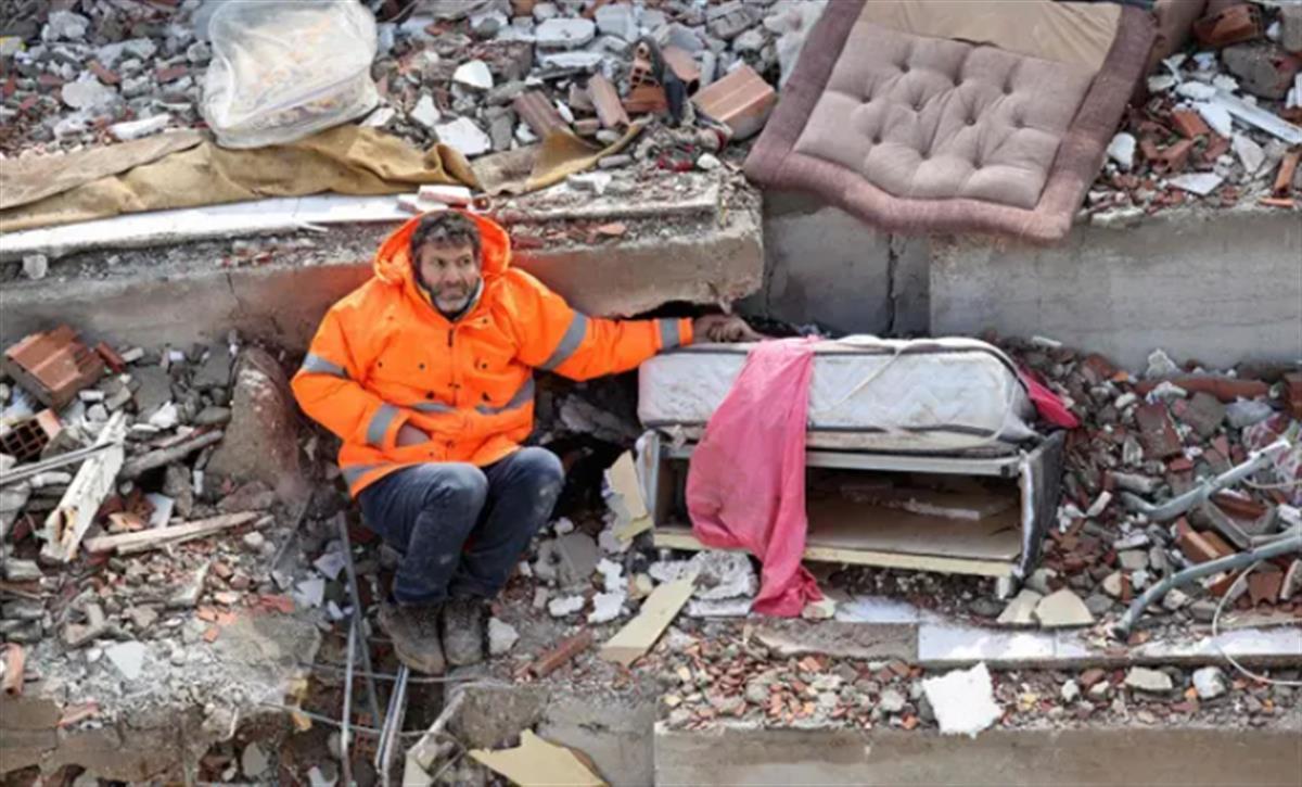 土耳其地震心碎一幕：父亲废墟中紧握遇难女儿的手，拒绝放开
