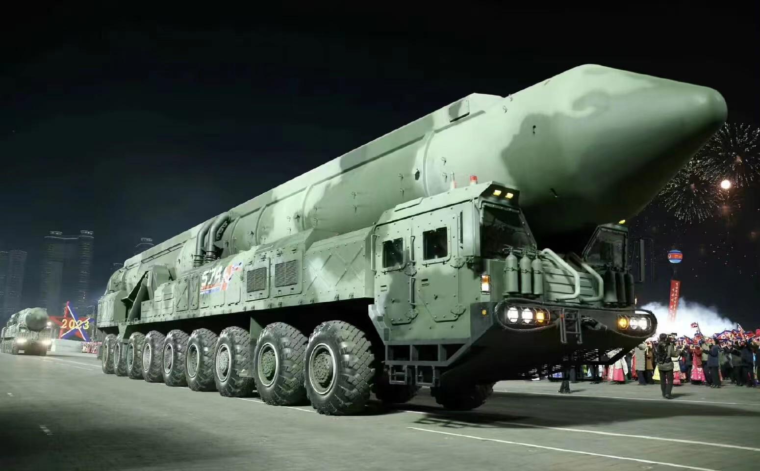 朝鲜阅兵首次公开新洲际导弹，外形与俄“白杨”-M导弹相似