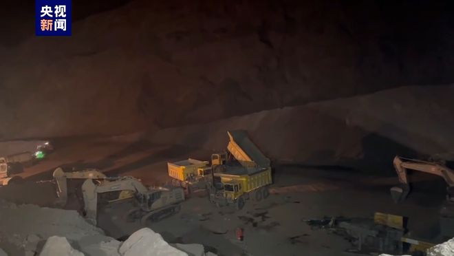 内蒙古煤矿坍塌救援现场：坍塌体净高80米 曾二次坍塌