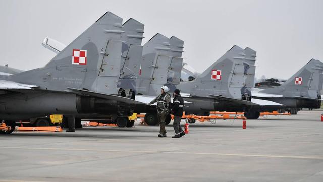 波兰将向乌提供4架米格-29战机 波兰军演米格-29战机向友机开火