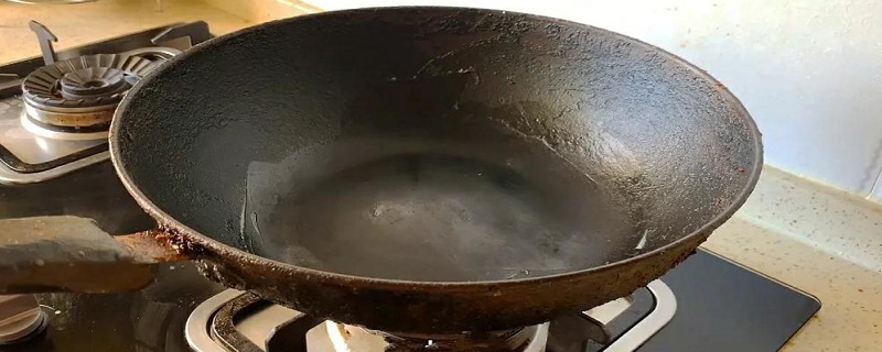 炒菜锅的锅底的油垢怎么处理 锅底烧糊的黑垢怎么去除