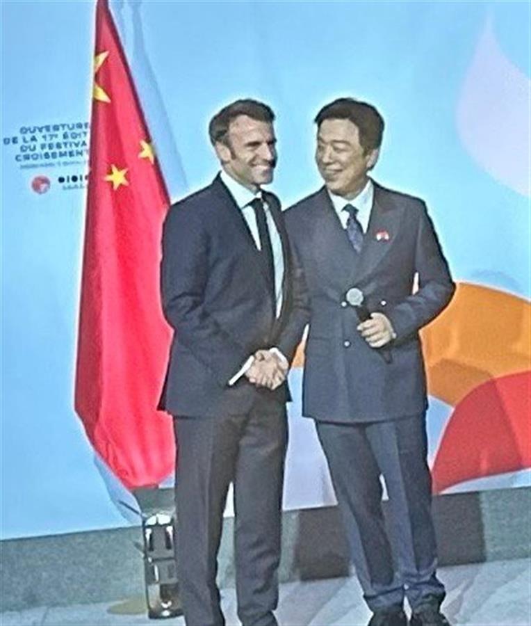 “中法文化之春”艺术节开幕，马克龙与演员黄渤握手