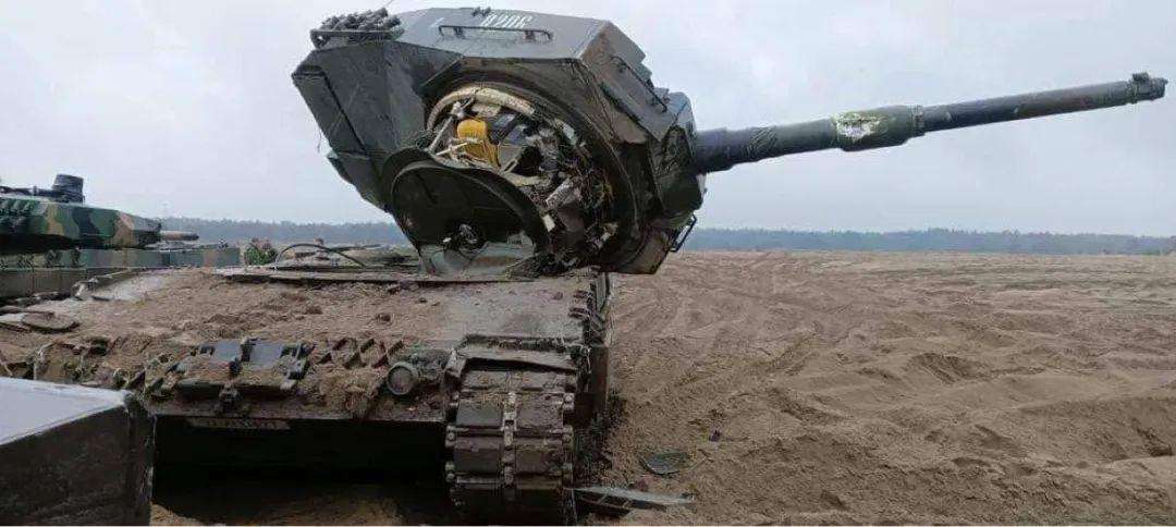 惨！乌军“豹2A4”坦克“头首分离” 豹2a6主战坦