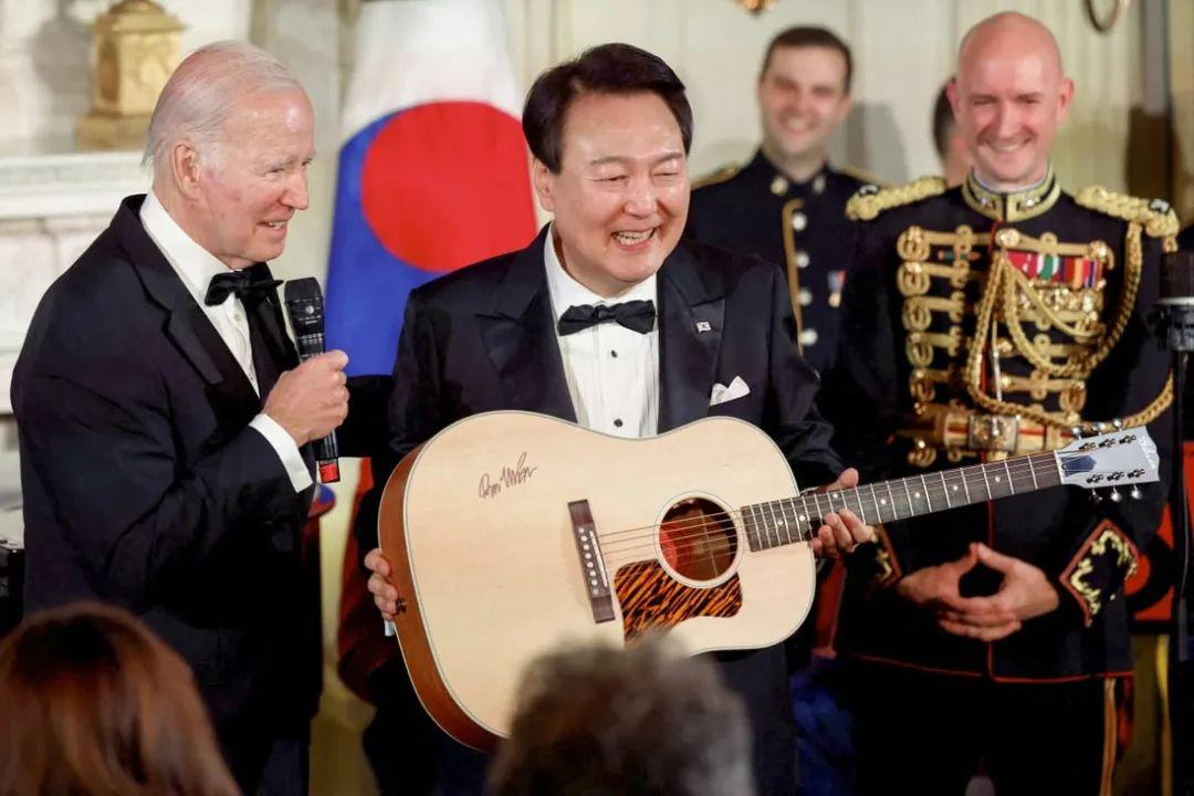 韩总统在美国抱起吉他后，果然“唱跑了音”
