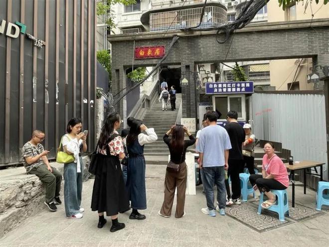不堪网红打卡之扰，重庆“魔方楼”白象居小区向全国游客“求饶”