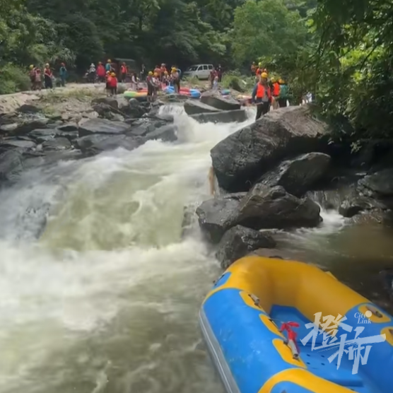 “差点淹死！全程靠自救，根本没人管我们……”湖南一景区漂流船倾翻多人受伤，相关工作人员回应橙柿