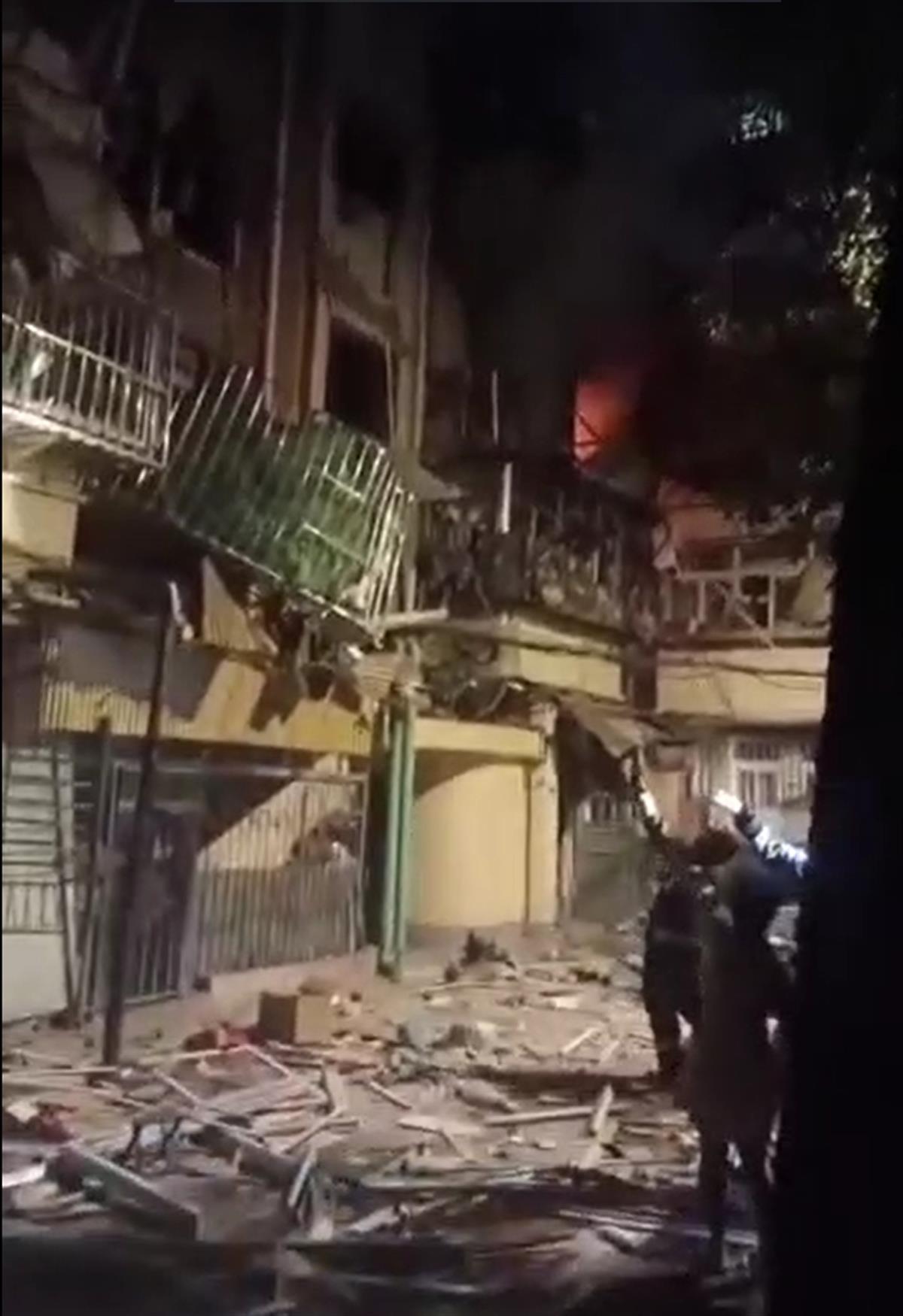 天津一小区发生煤气爆炸几层楼受损严重，有居民受伤送医，官方：26户受损