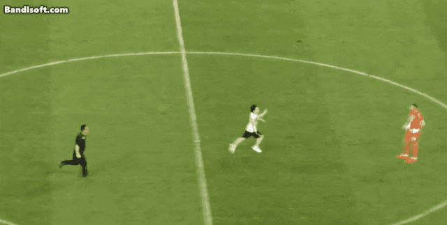 81秒进球，梅西再创个人纪录！一球迷冲入场内不停飞奔，拥抱梅西，与马丁内斯击掌