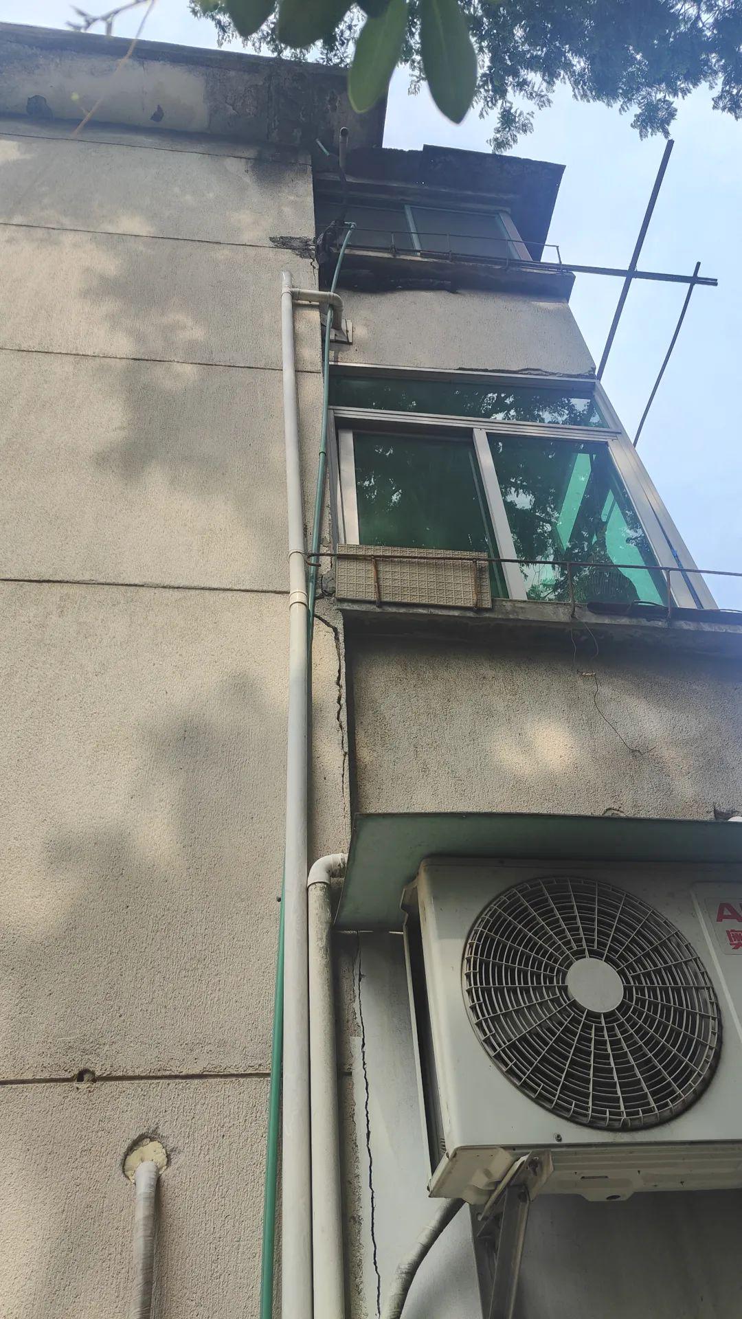 杭州这两幢楼的住户慌兮兮：二楼的阳台都快掉下来了，外面下大雨，阳台下小雨，房子安全吗？