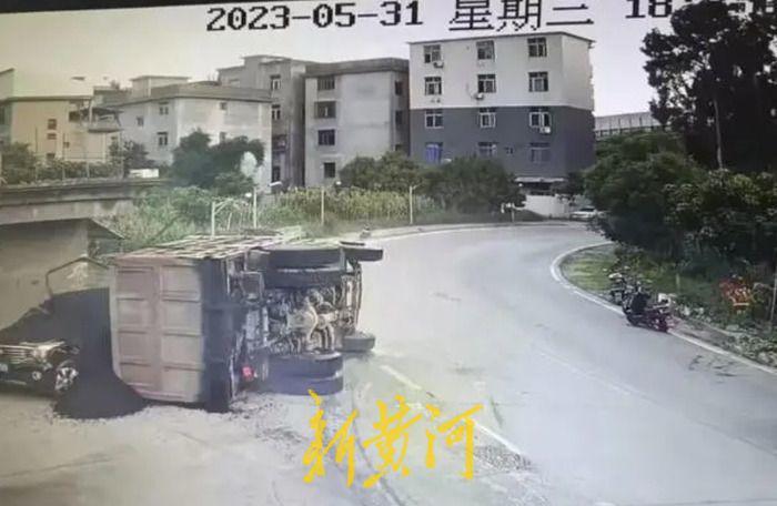 福州一对母子被洒落沥青烫伤身亡，家属未获任何道歉，肇事车辆超载25倍