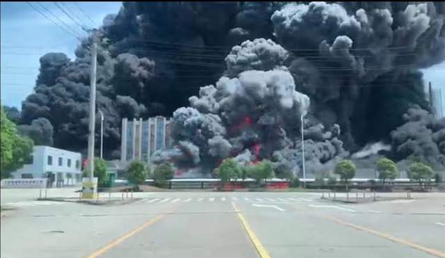江西贵溪一化工园发生火灾浓烟滚滚 应急管理局：人员已安全撤离无伤亡