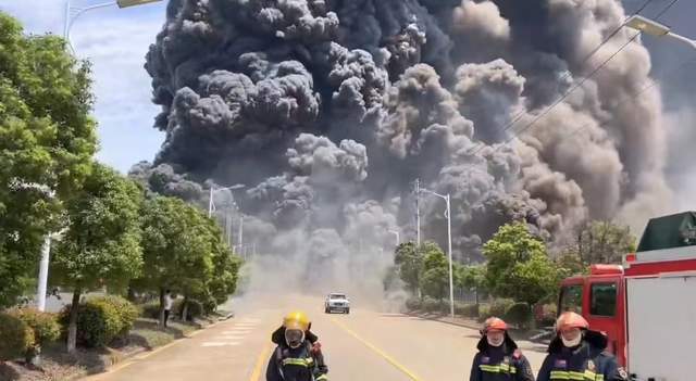 江西贵溪一化工园发生火灾浓烟滚滚 应急管理局：人员已安全撤离无伤亡