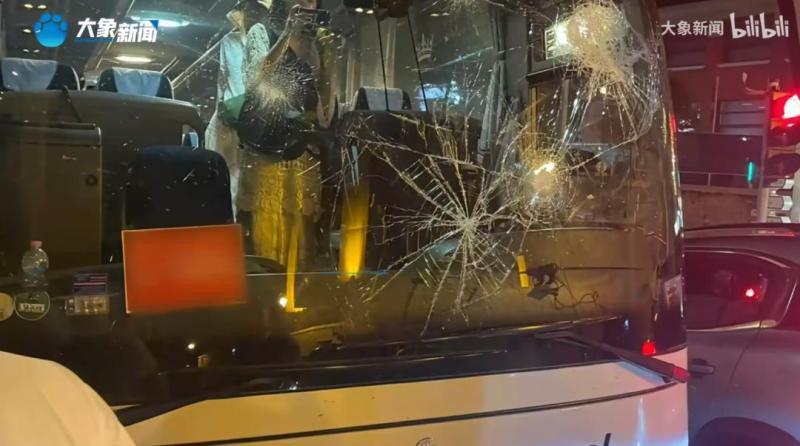 国际观察｜法国部署4.5万警力应对骚乱，载有41名中国游客的大巴车被砸