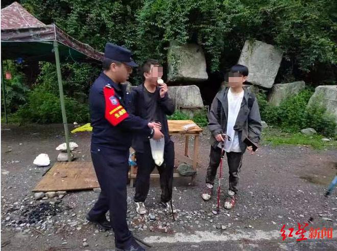 两男子登山途中遭同伴遗弃被困幸福山：获救时已产生幻觉以为在家睡觉脱掉衣服