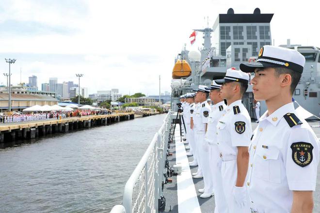   外交部：菲海警船未经中方允许擅闯仁爱礁附近海域，中国海警船依法执法   