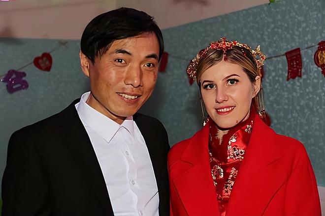 28岁乌克兰美女嫁40岁河南大叔，成婚时已有身孕：一家三口在农村