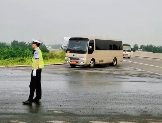 河南信阳通报“观摩中巴车无牌上路行驶”：调查处理