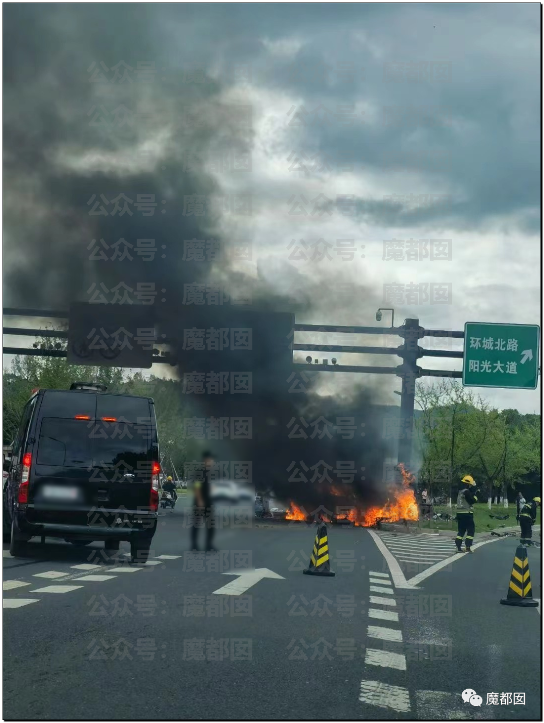 疯传！驾驶员当场死亡！网红热门新能源车撞柱粉碎+爆燃起火