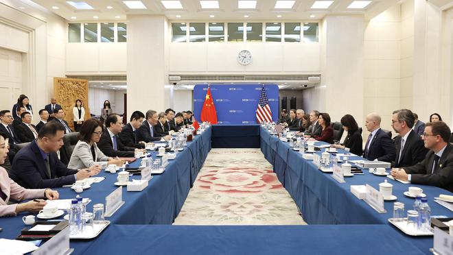 商务部部长王文涛与美国商务部长雷蒙多举行会谈