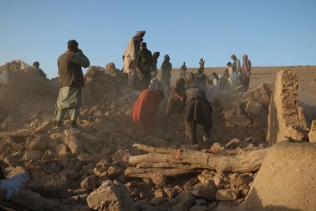 阿富汗西北部地震死亡人数升至2445人（阿富汗发生地震）