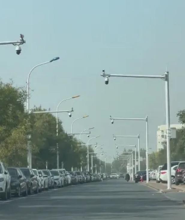 天津数百米道路安装30个摄像头遭误解，官方：系智慧停车系统