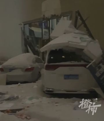 突发！黑龙江省桦南县一体育馆发生坍塌！目击者告诉橙柿互动，看到有两三个人被抬出来，受伤都挺严重