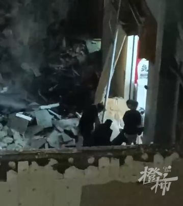 突发！黑龙江省桦南县一体育馆发生坍塌！目击者告诉橙柿互动，看到有两三个人被抬出来，受伤都挺严重