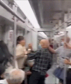大爷在地铁里满车厢抓鹦鹉，当地通报！特别提醒